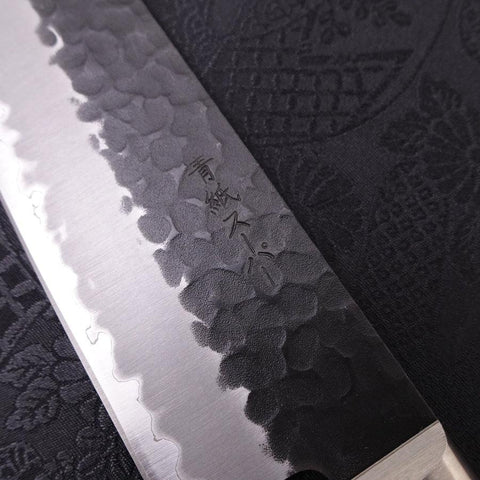 Santoku Aogami-Super Edelstahlummantelung, Kurouchi Tsuchime Westlicher Griff in Schwarz, 180mm-[Musashi]-[Japan-Küchenmesser]